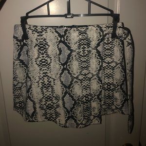 Snakeskin skort